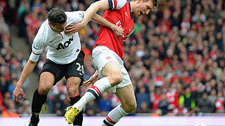 Stark gegen van Persie: Mertesacker (r.) © Bongarts/GettyImages