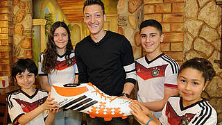 Nationalspieler Mesut Özil: "Wir wollen so viele Kinder wie möglich operieren" © dfb