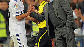 Sagt seinem ehemaligen Trainer "Danke": Reals Mesut Özil (l.) © Bongarts/GettyImages