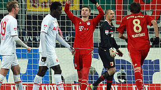 Gute Laune beim FC Bayern: Thomas Müller trifft zum 1:0 in Augsburg © Bongarts/GettyImages