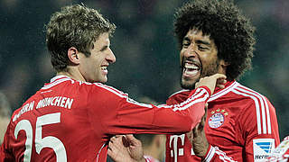 Freude pur beim Scheibenschießen: Nationalspieler Müller (l.) und Dante © Bongarts/GettyImages
