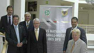 Michael Keßeler, Dr. Gerhard Langemeyer, Dr. Theo Zwanziger, Dr. Reinhard Rauball, Manuel Neukirchner und Ullrich Sierau (v.l.n.r.) © DFB