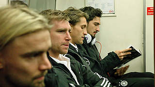 To the training by tube: Mats Hummels (r.) and the German national team © DFB