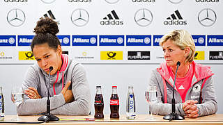  Celia Sasic (l.) und Bundestrainerin Silvia Neid © Bongarts/GettyImages