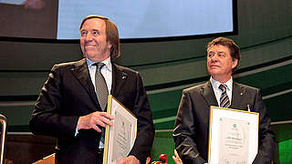 Ehrenzeichen in Gold mit Brillant: Günter Netzer und Otto Rehhagel © Bongarts/GettyImages