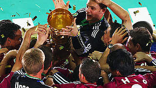 Pokalsieg 2011: Manuel Neuer nimmt den "Pott" entgegen © Bongarts/Getty Images
