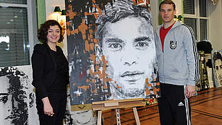Bei der Künstlerin Nahid Shahalimi: Manuel Neuer signiert sein Porträt © DFB