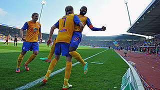 Celebrate: Nielsen (C) and Kumbela (R) © Bongarts/GettyImages