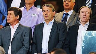 DFB-Delegation: Präsident Wolfgang Niersbach (M.), Otto Rehhagel (l.) und Günter Netzer © Bongarts/GettyImages