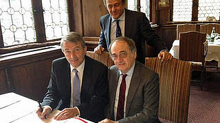 Weitere Kooperation: Niersbach, Le Graët (r.) mit UEFA-Präsident Michel Platini (h.) © DFB