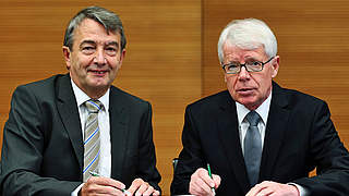 Erfolgreiche Zusammenarbeit: Dr. Reinhard Rauball (l.) und Wolfgang Niersbach © Bongarts/GettyImages