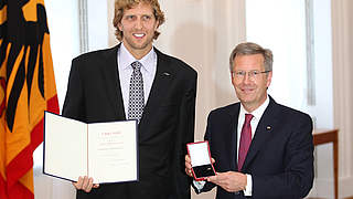 Silbernes Lorbeerblatt: Nowizki (l.) mit Bundespräsident Wulff bei der Ehrung © Bongarts/GettyImages