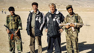 DFB-Auslandsexperten: Holger Obermann (2.v.r.) und Ali Askar Lali in Afghanistan © Privat