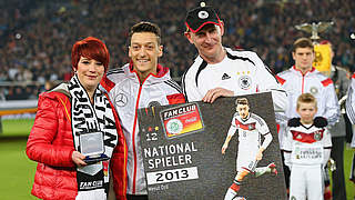 Nimmt seine Medaille aus den Händen seiner Fans in Empfang: Mesut Özil (M.) © Bongarts/GettyImages