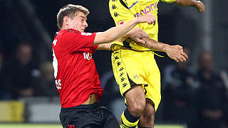 Harter Kampf: Kroos (l.) gegen Owomoyela © Bongarts/GettyImages