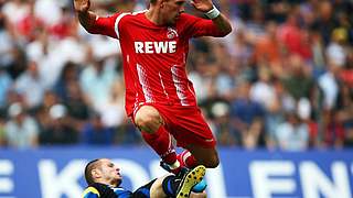 Zweikampf und Spiel verloren: Lukas Podolski gegen Martin Hudec (u.) © Bongarts/GettyImages