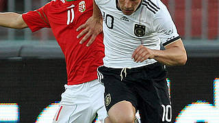 Auf und davon: Lukas Podolski gegen Szabolcs Huszti © Bongarts/GettyImages