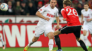 Duel in Cologne: Lukas Podolski (l.) and Bungert of FSV Mainz © Bongarts/GettyImages