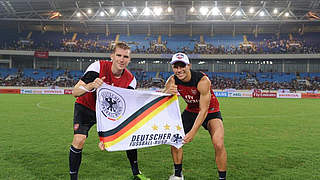 Trainingseinheit vor 30.000 Fans: Mertesacker (l.) und Podolski in Vietnam © https://www.facebook.com/LukasPodolski