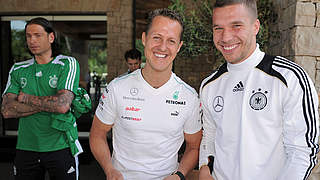 Gute Bekannte: Lukas Podolski und Formel-1-Pilot Michael Schumacher © Bongarts/GettyImages