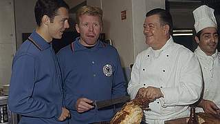 Zu Besuch beim Küchenchef: Helmut Haller (M.) und Franz Beckenbauer © Bongarts/GettyImages