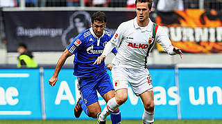 Setzt sich durch: Jan-Ingwer Callsen-Bracker (r.) gegen Schalkes Raúl © Bongarts/GettyImages