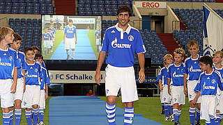 Blauer Teppich für den Superstar: Raul wird auf Schalke vorgestellt © Bongarts/gettyImages