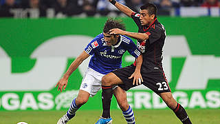 Spanisch-chilenisches Duell: Raul gegen Arturo Vidal © Bongarts/Getty Images