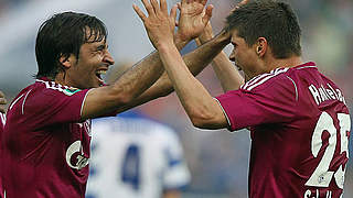 First cup win for the Spaniard: Raul (l.) and Huntelaar © Bongarts/Getty Images