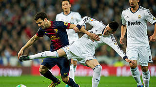 1:1 im Clásico gegen Barcelona: Mesut Özil und Sami Khedira (im Hintergrund) © Bongarts/GettyImages