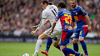 Setzt sich auch gegen drei Gegenspieler durch: Reals Gareth Bale (l.) © Bongarts/GettyImages