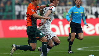 Nicht zu halten: Marco Reus (r.) entwischt dem Bremer Andreas Wolf © Bongarts/GettyImages