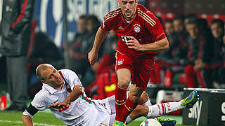 Kampf auf der Außenbahn: Franck Ribery gegen Dominik Reinhardt © Bongarts/GettyImages