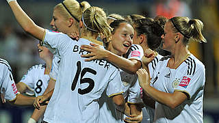 Jubel nach dem 1:1 in Baku gegen China: Stürmerin Ricarda Kießling (M.) wird gefeiert © FIFA via GettyImages