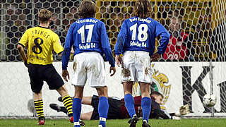 Held im Revierderby 2004: Schalkes Torwart Frank Rost (h.) hält gleich zwei Elfmeter © imago