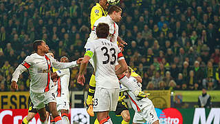 Kopfball zur 1:0-Führung: Dortmunds Felipe Santana (o.) springt am höchsten © Bongarts/GettyImages
