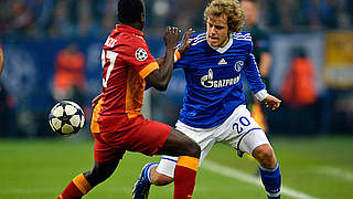 Kaum ein Durchkommen: Schalkes Teemu Pukki (r.) wird gestoppt © Bongarts/GettyImages