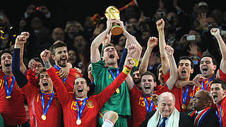 Spain at cloud number nine: Iker Casillas with the trophee © SID/AFP/ROBERTO SCHMIDT