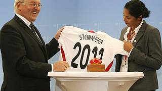 Steffi Jones überreicht Frank-Walter Steinmeier ein DFB-Trikot © Bongarts/GettyImages