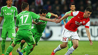 Setzte sich gegen zwei Wolfsburger durch: Adam Szalai (r.) © Bongarts/GettyImages
