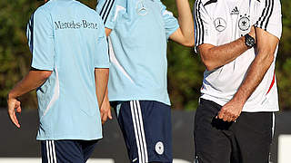 Schwitzen in Barsinghausen: Lahm, Badstuber, Löw (v.l.) © Bongarts/GettyImages