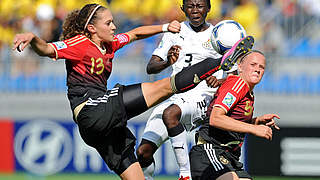 Kraftakt gegen Ghana: Franziska Jaser (l.) und Lena Lückel © Bongarts/GettyImages