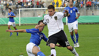 Harter Zweikampf: Levent Aycicek (r.) gegen Aaron Akrapovic von Italien © Bongarts/Getty Images