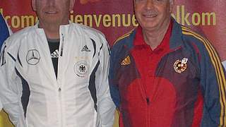 DFB-Trainer Paul Schomann (l.) und Spaniens Coach Juan Santisteban © Foto: DFB