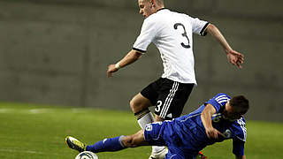 Ausgebremst: Patrick Schorr im Duell mit Stain Raz (v.) © Bongarts/GettyImages