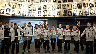 Beim Besuch in Yad Vashem: die U 18-Nationalmannschaft des DFB © Bongarts/GettyImages