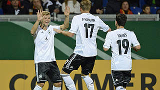 Celebration: Philipp Hofmann (M.) scored the opener © Bongarts/GettyImages