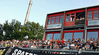 Jubel im Donaustadion: "Spatzen" gewinnen gegen Idar-Oberstein © Bongarts/GettyImages