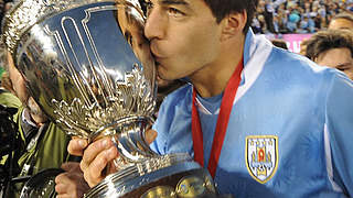 Kuss auf die Copa: Uruguays Luis Suárez © SIDImages/AFP