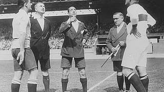 1928: Schiedsrichter Mohamed mit den Kapitänen Nasazzi (l.) und Kalb © Bongarts/GettyImages